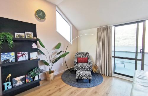 Sunshine Bay House | Queenstown Lakeview Holiday Home-5mins to town