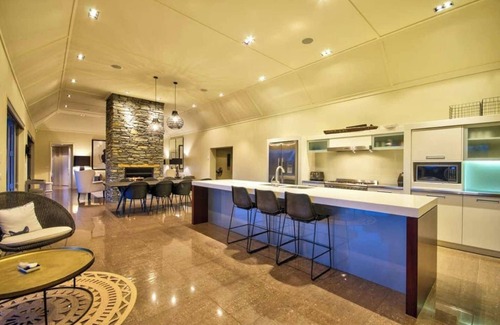 Kawarau Falls House | Queenstown Luxury with lake views and a Spa Pool