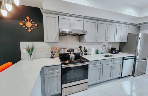 Center City Apartment | QueenSuite/King Bed/Two Queen Beds/75" 4K TV