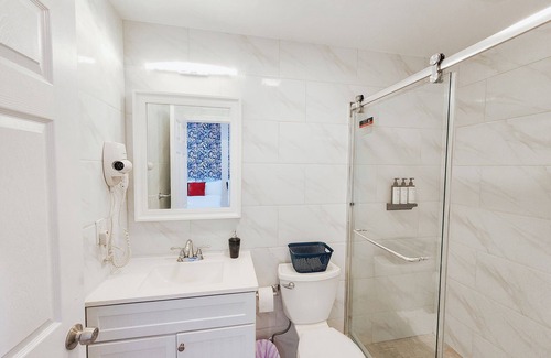 Center City Apartment | QueenSuite/King Bed/Two Queen Beds/75" 4K TV