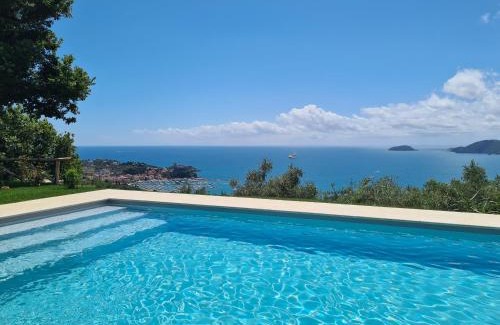 Pugliola House | Quercia House, inside a Private Park, Pool, Tennis, AC, Parking next home and a Garage in Lerici!