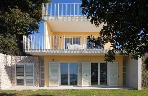 Pugliola House | Quercia House, inside a Private Park, Pool, Tennis, AC, Parking next home and a Garage in Lerici!