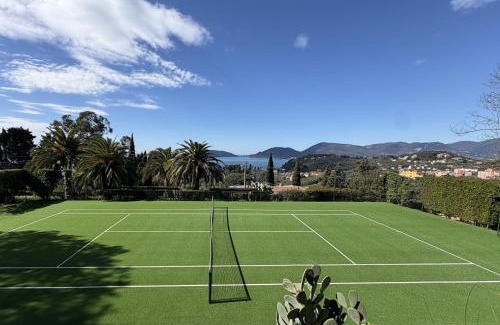 Pugliola House | Quercia House, inside a Private Park, Pool, Tennis, AC, Parking next home and a Garage in Lerici!