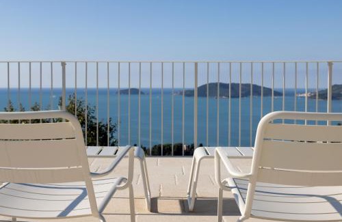 Pugliola House | Quercia House, inside a Private Park, Pool, Tennis, AC, Parking next home and a Garage in Lerici!
