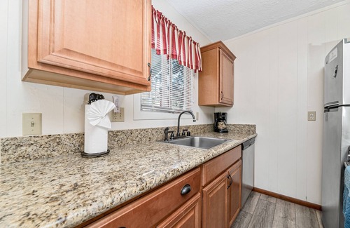 Big Bear Lake Cabin | Quick Walk to the Village or Lake with Hot Tub! Peekaboo lake view
