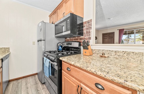 Big Bear Lake Cabin | Quick Walk to the Village or Lake with Hot Tub! Peekaboo lake view