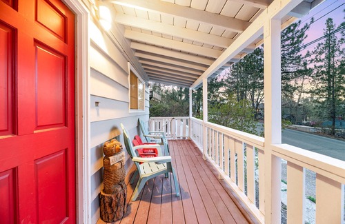 Big Bear Lake Cabin | Quick Walk to the Village or Lake with Hot Tub! Peekaboo lake view