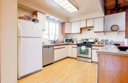 Shadow Hills House | Quiet 1-bedroom in Luxury home 30 day stay Los Angeles with AC, WiFi