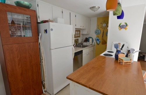 Oak Bluffs House | Quiet 2-Bed, 2-Bath Condo with Spacious Sundeck & Tennis Courts