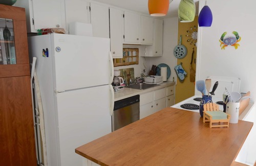 Oak Bluffs House | Quiet 2-Bed, 2-Bath Condo with Spacious Sundeck & Tennis Courts