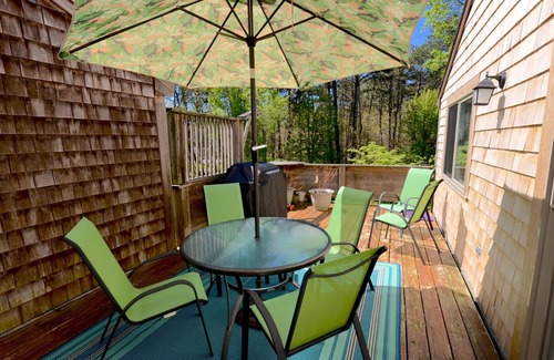 Oak Bluffs House | Quiet 2-Bed, 2-Bath Condo with Spacious Sundeck & Tennis Courts