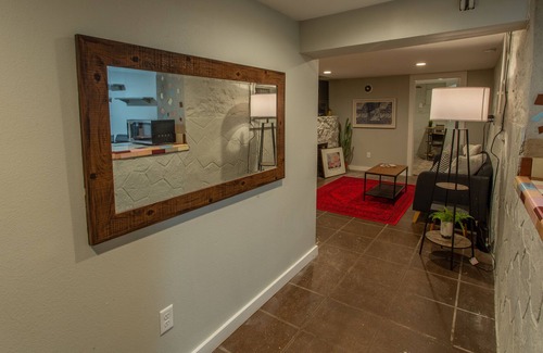 Tyler Apartment | Quiet 2 Bedroom Basement Apartment - 5 min to Hospitals and Downtown!