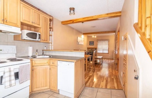 Harvie Heights Condo | Quiet 2 bedroom 2 bath 5 beds Townhouse 6-9 guests