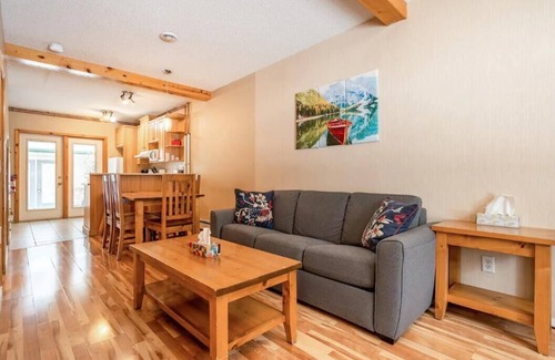 Harvie Heights Condo | Quiet 2 bedroom 2 bath 5 beds Townhouse 6-9 guests
