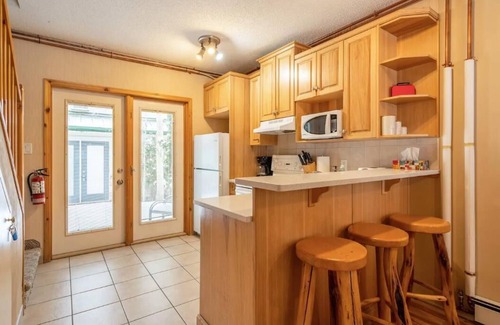 Harvie Heights Condo | Quiet 2 bedroom 2 bath 5 beds Townhouse 6-9 guests