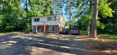 Southwest Raleigh House | quiet 2 bedroom with fence and fire pit