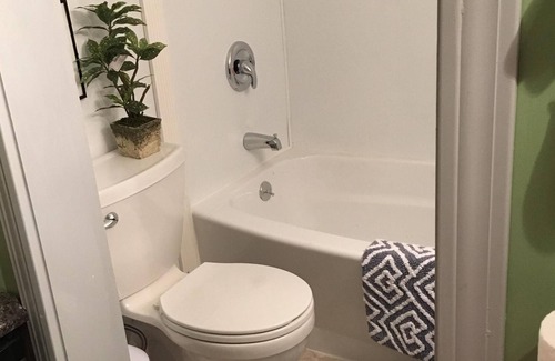 Rockland Apartment | Quiet 2nd floor singles apt. with separate entrance. Walk downtown