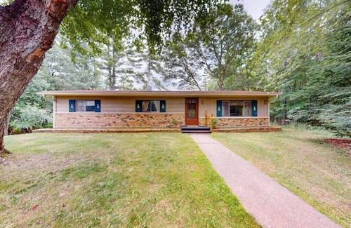 Arbor Vitae House | Quiet 3-bedroom house with AC, WiFi in Woodruff available for mid-term rentals