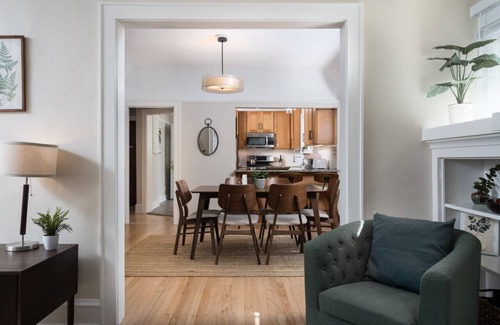 Shorewood House | Quiet 3 BR Main Floor in Bi-Level Home - Shorewood, WI