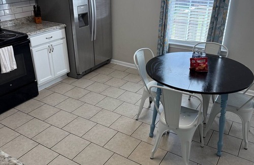 Cartersville House | Quiet 4BR Split-Level Near LakePoint & Hospital