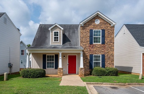 Cartersville House | Quiet 4BR Split-Level Near LakePoint & Hospital