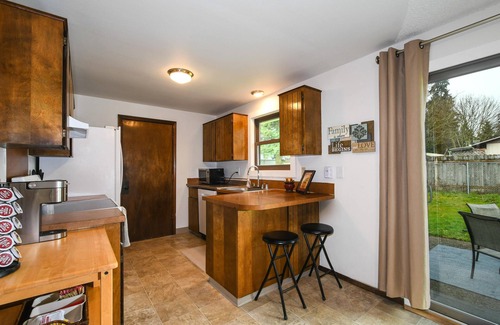 Vancouver House | Quiet and Cozy Family Home with Game Room & Home Gym