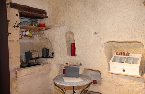 Villaines-les-Rochers Cottage | Quiet and green 3-star cave lodging