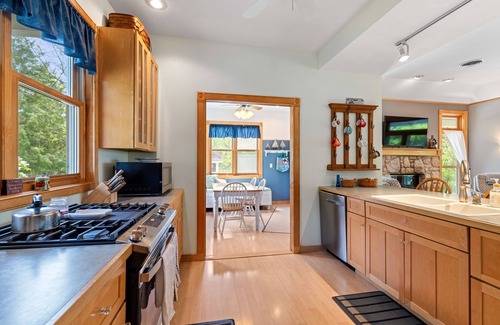 Ephraim Cottage | Quiet and Serene, Central Location, Dog Friendly!