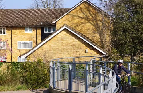 Woking Apartment | Quiet apartment. Basingstoke Canal. Centre. Few steps to Woking Station.