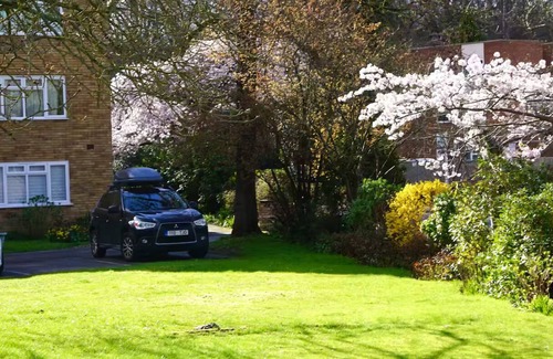 Woking Apartment | Quiet apartment. Basingstoke Canal. Centre. Few steps to Woking Station.