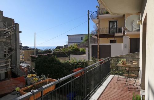 Taormina Apartment | Quiet apartment near historic center