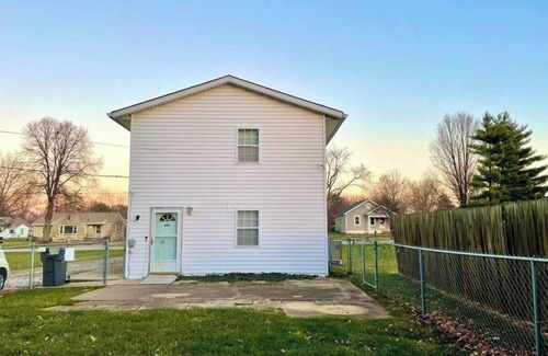 Indianapolis House | Quiet area close to downtown! 3 bedroom 2 bath sleeps 7!