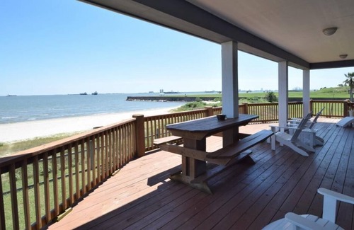 Galveston House | Quiet area of the beach, AMAZING VIEW & close to the ferry !
