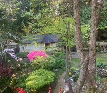 Edgemont Ski Chalet | Quiet Backyard Cabin
