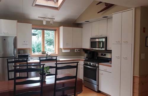 Manomet House | Quiet Beach Home, walk to beach
