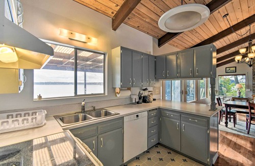 Shelton House | Quiet Beachfront Family Home w/ Mt. Rainier Views!