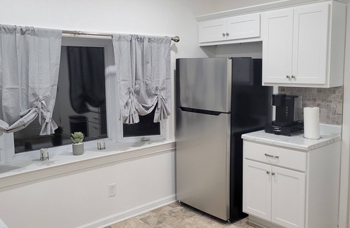 Charlotte House | Quiet, Beachside Modern 2-bedroom with WiFi and AC in charming Rochester