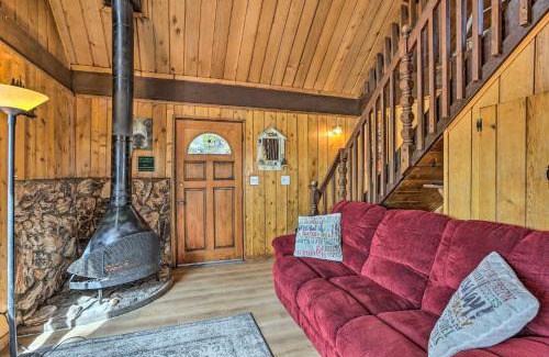 Big Bear City House | Quiet Big Bear City Cabin with Loft 5 Mi to Village