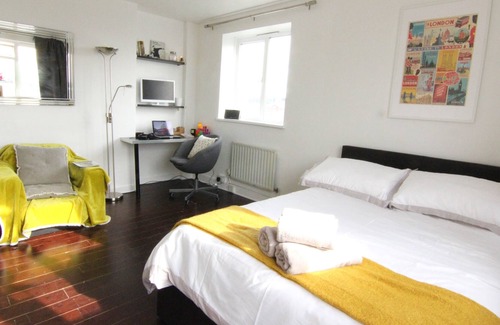 St. Pancras and Somers Town Apartment | Quiet & Bright Studio In The Heart of Famous Camden Town