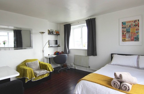 St. Pancras and Somers Town Apartment | Quiet & Bright Studio In The Heart of Famous Camden Town