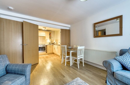Bonnington Apartment | Quiet but close to City Centre. Free parking & 2 bathrooms (one newly replaced)