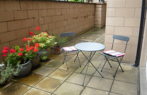 Bonnington Apartment | Quiet but close to City Centre. Free parking & 2 bathrooms (one newly replaced)