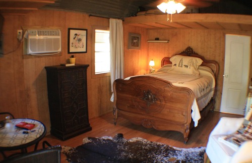 New Braunfels Bed & Breakfast | Quiet Cabin Retreat