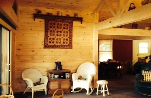 Lakeside Cabin | Quiet, Charming Lakefront Cottage