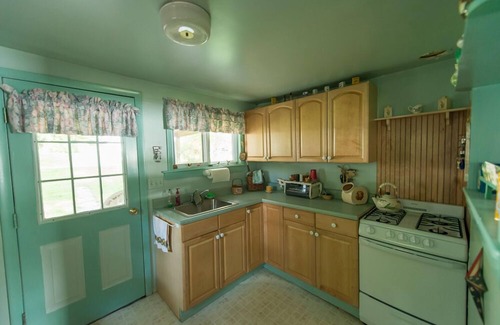 Lakeside Cabin | Quiet, Charming Lakefront Cottage