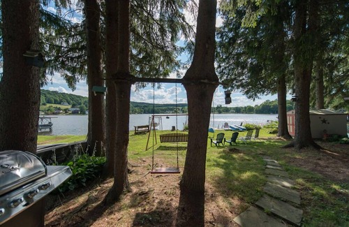 Lakeside Cabin | Quiet, Charming Lakefront Cottage