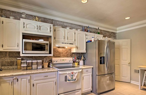 Columbia House | Quiet Columbia Home w/ Fire Pit & Pool Table!