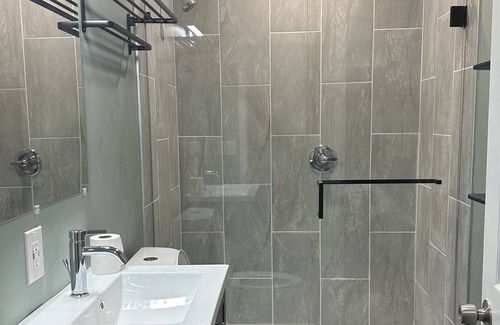 Lexington Apartment | Quiet, Comfortable 1 Bedroom Efficiency with walk in shower, King Memory Foam.