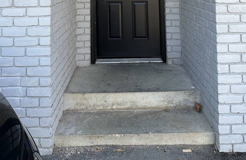 Lexington Apartment | Quiet, Comfortable 1 Bedroom Efficiency with walk in shower, King Memory Foam.