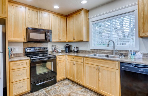 McKinleyville House | Quiet & comfortable house w/gas grill - drive to beaches & amazing sunset spots!